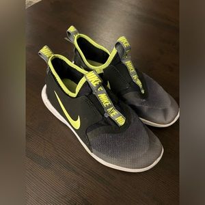 Nike Boys Youth size 1.5 sneaker